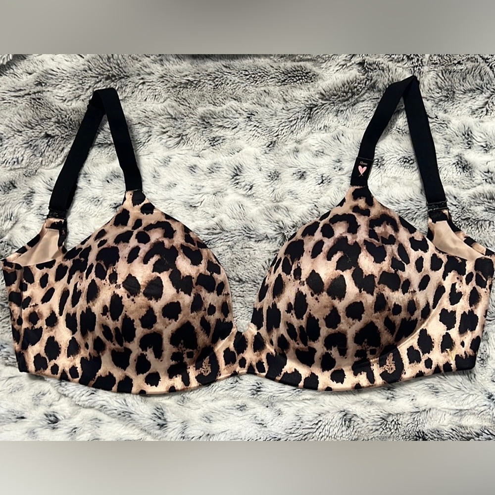 Victoria’s Secret smoothing bra. 32DDD